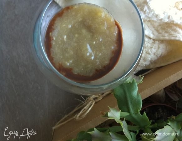 Поверх ликера выкладывам банановое пюре.