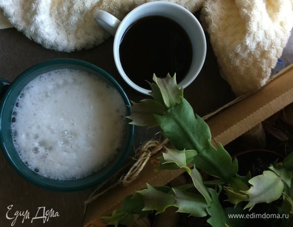 В кофеварке варим кофе и взбиваем молоко до образования густой пенки.