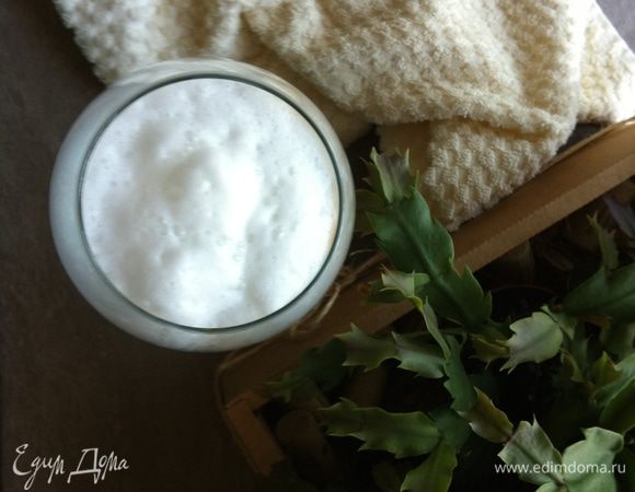 Слоями выливаем кофе и молоко (они смешаются, а пенка останется на поверхности).