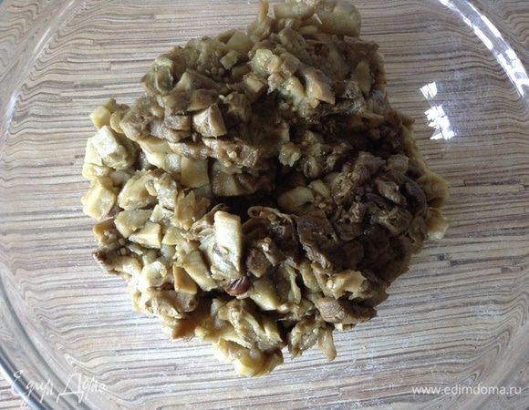 Остывшие баклажаны очистить от кожуры и мелко порубить.