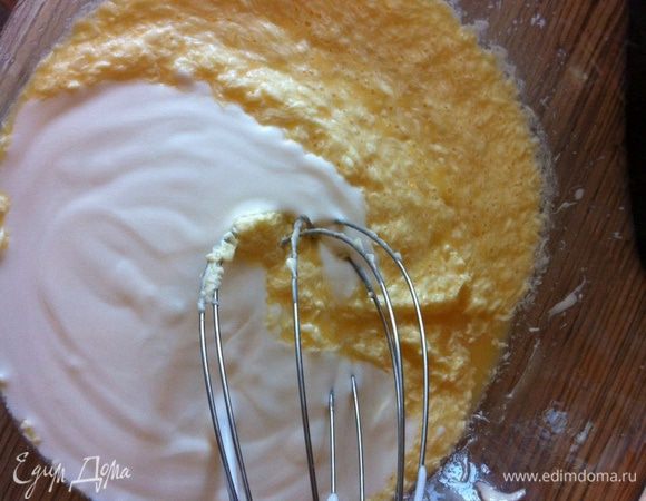 Для теста соединить яйцо, мягкое масло и сметану.