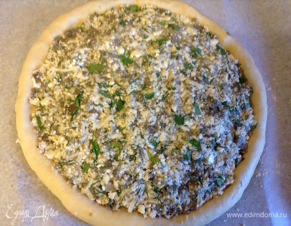 Подвернуть край с сыром формирую ботик, выложить начинку.