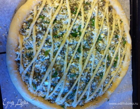 Сделать решетку, я помазала водой и присыпала кунжутом. Выпекать на пергаменте при 180С 40 минут. Подавать можно как теплым так и холодным.