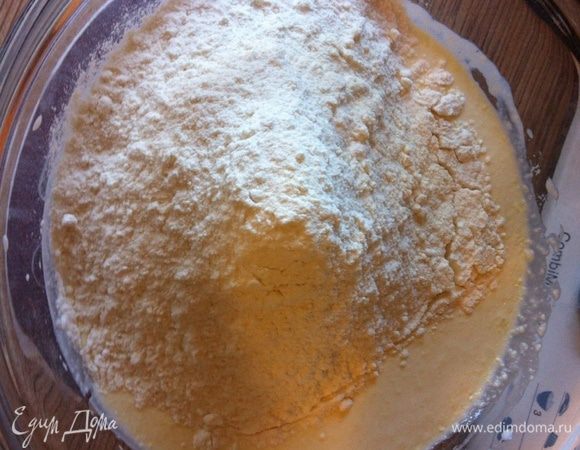 Добавить соль, сахар, соду муку.
