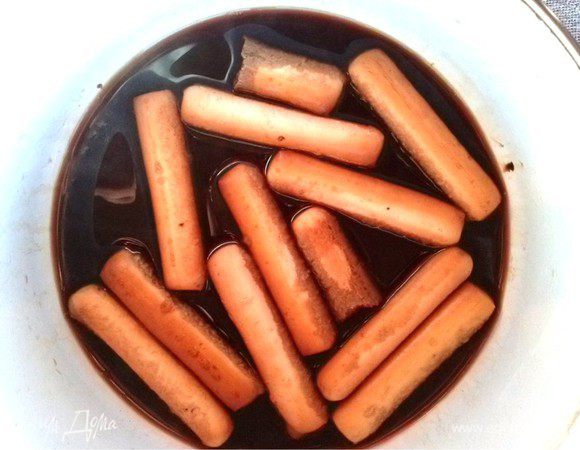 Варим крепкий натуральный кофе. Пока он не остыл добавляем в него песочное печенье. Когда оно размокнет все взбиваем с помощью блендера и помещаем в холодильник остывать.