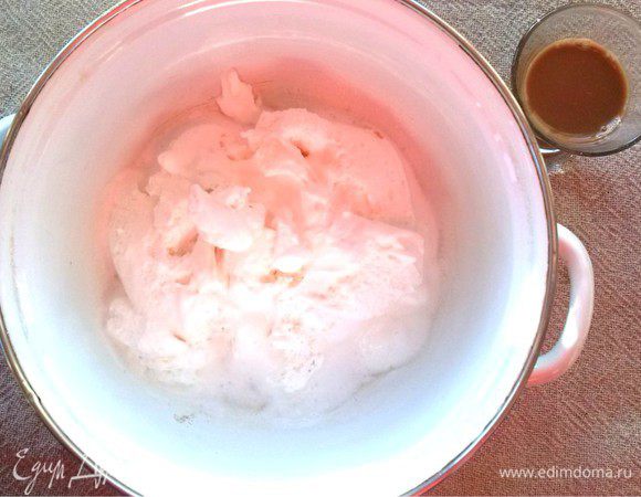 К пломбиру добавляем кофейный ликер «Бейлиз» и перемешиваем с помощью миксера.