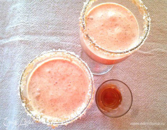 Разливаем по бокалам и помещаем в холодильник охлаждаться. Сливки взбиваем  с сахарной пудрой. В бокалы с охлажденным коктейлем добавляем по 1 ст. л. миндального ликера Амаретто.