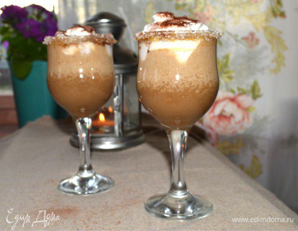 Выкладываем взбитые сливки, все присыпаем какао. И все, можно наслаждаться! Приятного аппетита!