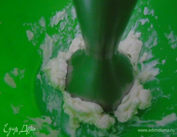 Масло взбить в белую пену. 