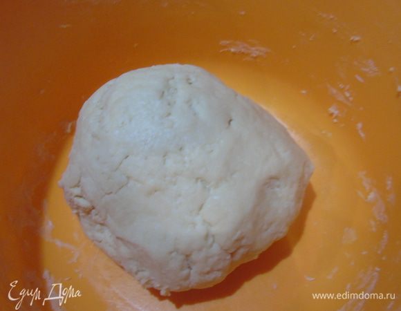 Добавить по одному желтки, соль, муку, перемешать до однородности, добавить молоко, замесить тесто, завернуть в пленку и отправить на 1 час в холодильник.