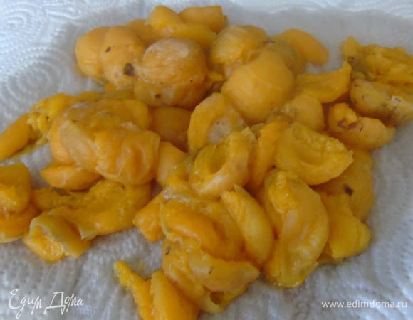 Пока наше тесто прохлаждается, мы приготовим начинку. Абрикосы очистить от косточек, положить в кастрюльку, добавить сахар, 1 пакетик чая с манго, залить водой, так чтоб вода покрывала фрукты. Тушить  на маленьком огне, пока абрикосы не будут легко протыкаться вилкой. Выложить на бумажное полотенце. Дать остыть.