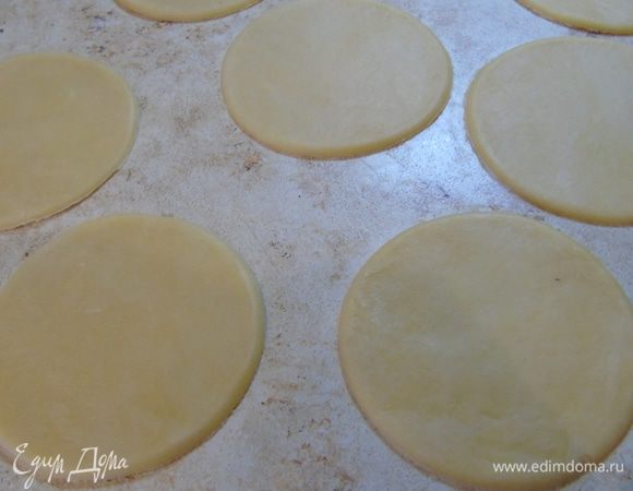 Раскатать тонко тесто и вырезать кружки.
