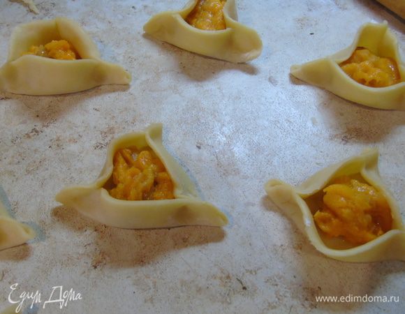 Выложить по чуть начинки и собрать края пальцами.