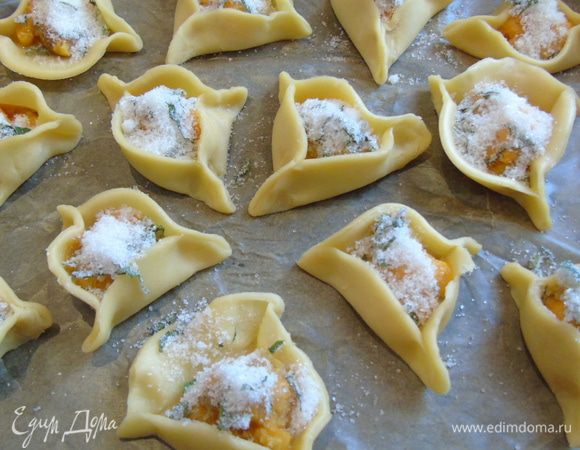 Выложить галетки на противень застеленный пергаментом. Посыпать сахаром с тимьяном.