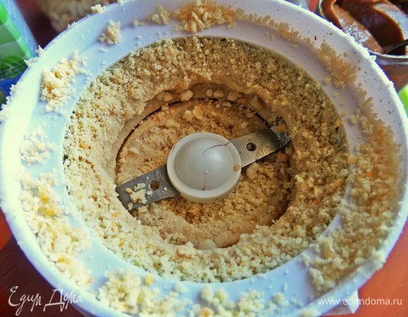 Смолоть орехи в муку при помощи кофемолки.