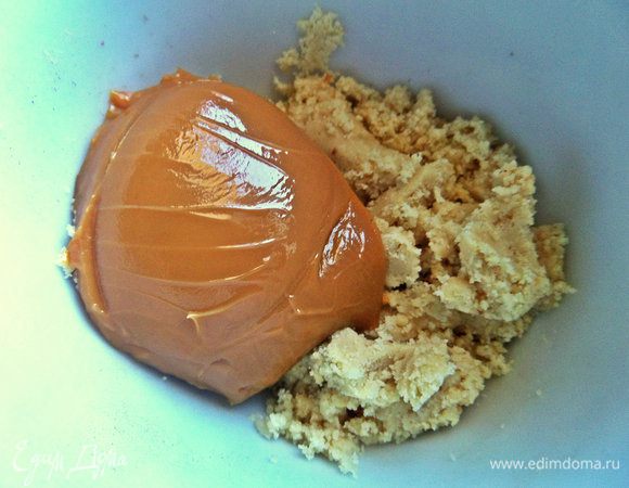 Соединяем ореховую муку и сгущёнку-варёнку, пропорции дело вкуса!