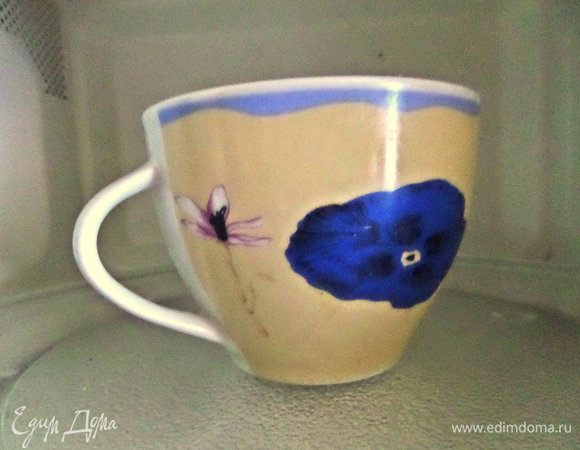 Ставим чашку в СВЧ для разогрева на минуту.