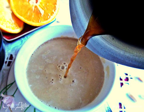 Даём отстояться. Наливаем прямо на карамельный состав в чашке.