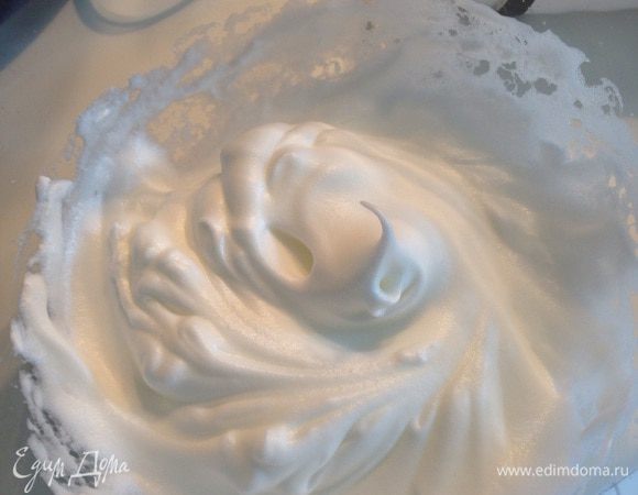 Белки взбить до легких пиков,всыпать сахар и взбить до устойчивых пиков.