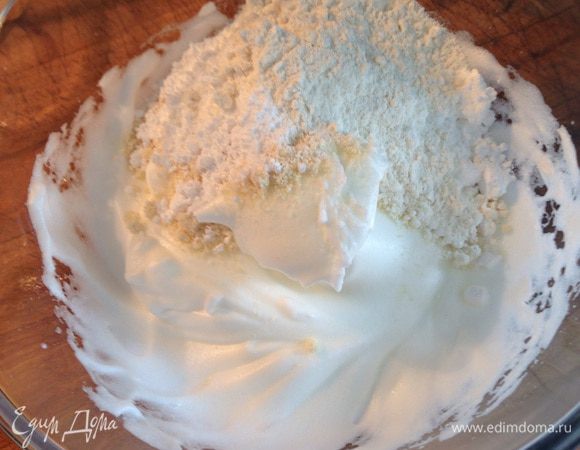 Вмешать в них сахарную пудру,миндальную и просеянную муку.