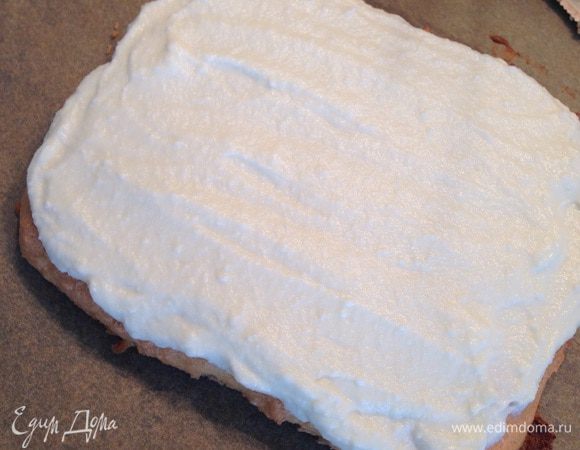 Полностью остывший корж смазать кремом из рикотты.