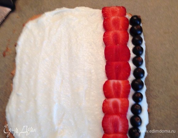 Сверху-ягоды или фрукты.