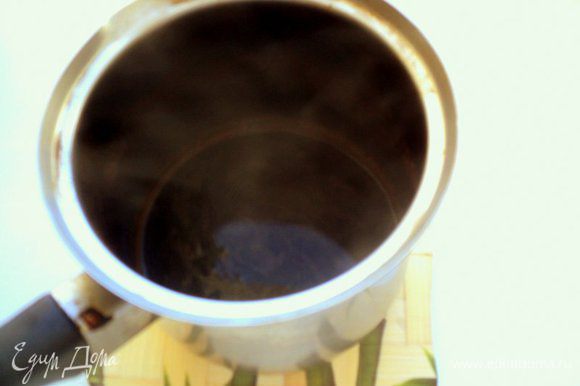 В турку положить молотый кофе, сахар, добавить воду и сварить кофе.