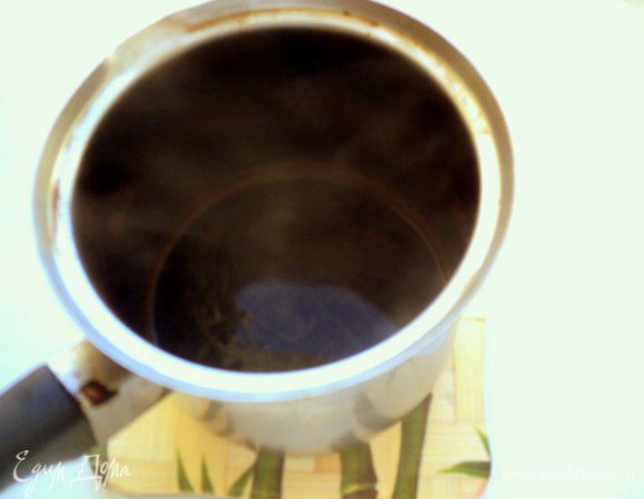 В турку положить молотый кофе, сахар, добавить воду и сварить кофе.