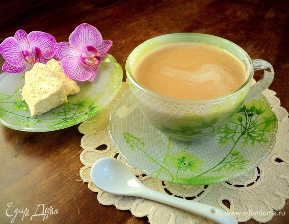 В чашку налить сливки с халвой и добавить горячий кофе. Приятного аппетита!