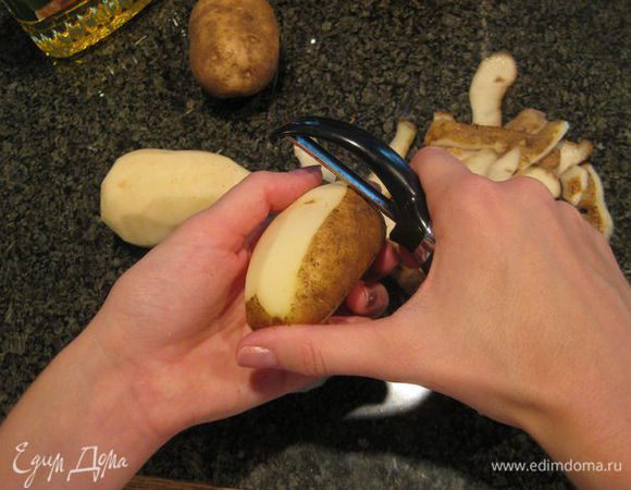 Картофель почистить, порезать кубиками.
