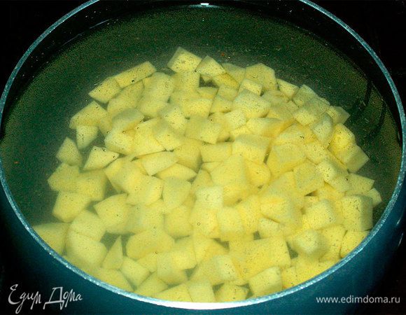 Закинуть в холодную воду и варить на среднем огне 20 минут.