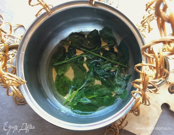 Далее зальем мяту кипятком и начнем ее толочь, чтобы она дала характерный цвет и невероятный запах (который к тому же заполняет всю кухню - это такое себе приятное дополнение). После даем настояться пару минут.

