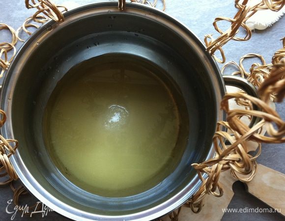 Веточки мяты вынимаем, а в наш отвар добавляем сахар и ставим на медленный огонь.
