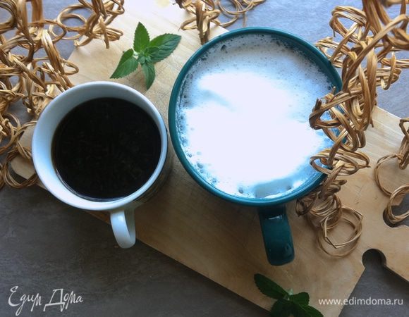 А тем временем в кофеварке мы сварим кофе и взобьем молоко до образования густой пенки.
