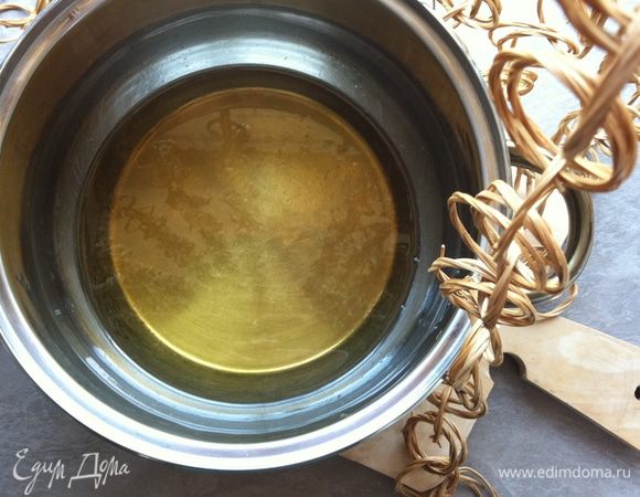 Когда сахар полностью растворится, а отвар приобретет консистенцию сиропа и  приятный золотистый цвет, снимаем с огня уже готовый сироп.



