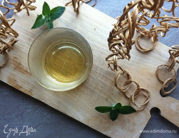 На дно стакана, в котором будем подавать наш кофе, наливаем сироп.