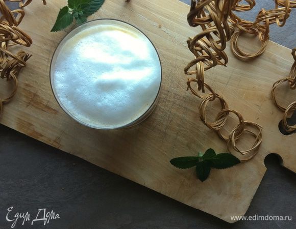 И туда же наливаем кофе и взбитое молоко.