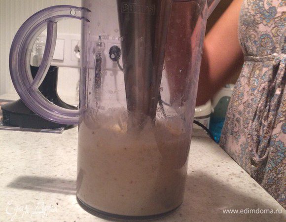 Сварить кофе в турке привычным для Вас способом.
Я варю кофе следующим образом: ставлю турку на плиту и слегка подогреваю дно, насыпаю зерна свежего мелкого помола и сахар, наливаю холодную воду и варю на медленном огне, чтоб сохранить всю кофейную ароматику. После того, как начнется процесс закипания (то есть начнут образовываться пузырики и пенка начнет подыматься), нужно успеть снять турку с огня, дождаться пока пенка осядет и повторить процедуру 1-2 раза.
Во то время, когда варится кофе, кинуть бананы в блендер и сделать из них однородную массу (пюре).