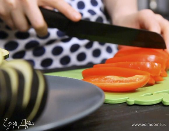 Нарезать овощи и запечь на гриле до готовности.