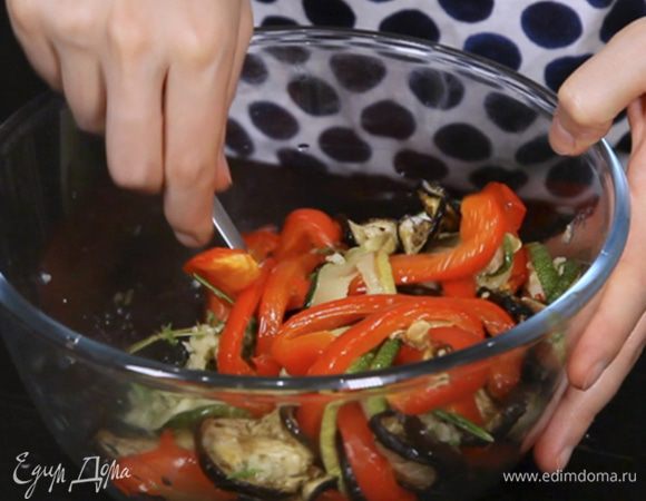 Полить овощи и перемешать, чтобы маринад равномерно всё покрыл.