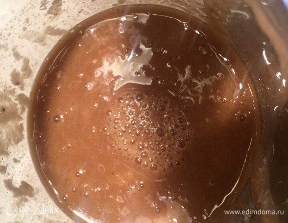 Процедить сварившееся кофе через марлю (я складывала марлю, чтоб она получилась двухслойная), остудить его. Смешать остывшее кофе и банановое пюре. Получится масса цвета "молочный шоколад".