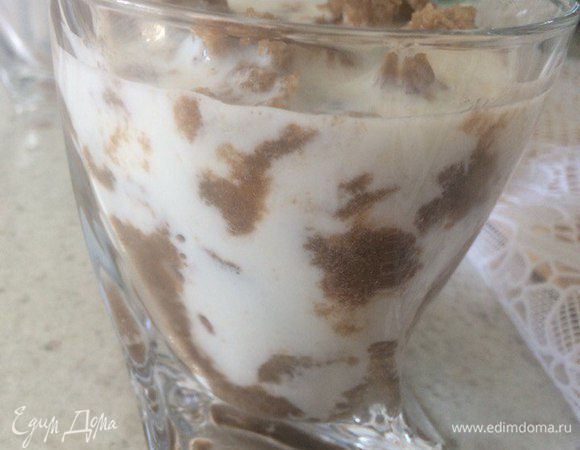 Положить смесь ложкой в стакан не трамбуя, залить молоком. Коктейль в стакане получится интересной расцветки "долматинец", на мой взгляд, это изюминка коктейля, поэтому я не стала перемешивать коктейль до однородной массы. 