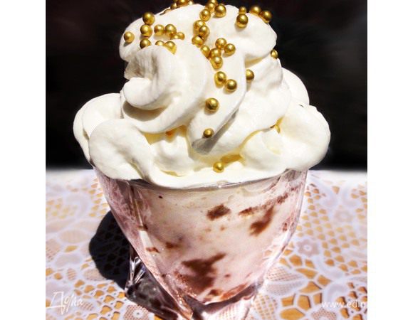 Украсить коктейль на свое усмотриние. В моем случае он украшен кондитерскими сливками, посыпан золотыми бусинками.

Этот коктейль является не только вкусным, полезным и питательным. Он отлично утоляет жажду жажду, очень рекомендую попробовать!!!

