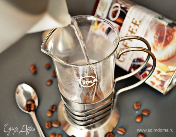 Для заваривания нужен один из сортов арабики, средней прожарки (чаще всего используют именно этот вид прожарки, который популярен в Европе). Но, конечно же, можно использовать любой другой кофе на ваше усмотрение, главное, чтобы кофе был свежий, среднего помола (пожаренный в пределах  7-25 дней, после 25 дней он теряет свои вкусовые качества).  Воду использовать только чистую, фильтрованную, не больше 95 градусов.