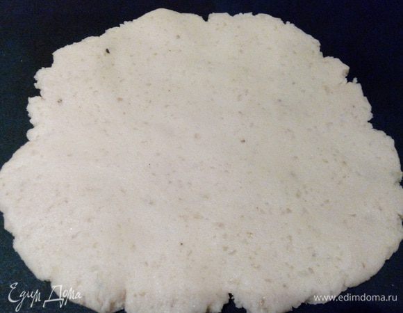 Песочное тесто необходимо раскатать посредством скалки. Толщина пласта должна быть около 8 миллиметров.