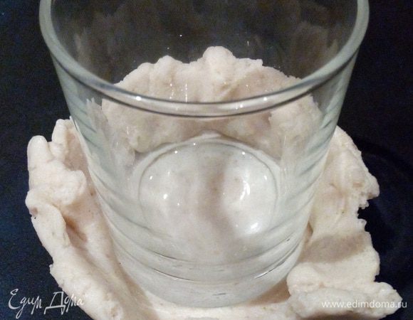 В центр раскатанного круга из теста нужно поставить стакан, чтобы придать заготовке форму кружки.