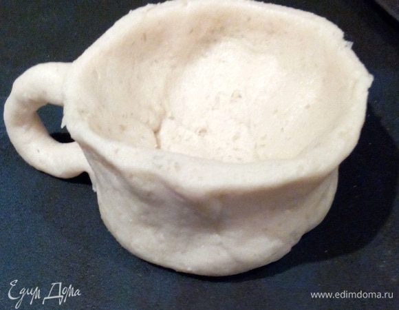 Далее убираем стакан и лепим нашу кружку, придавая ей желаемую форму. После этого отправляем ее в духовой шкаф, разогретый до 200 градусов на 20 минут.