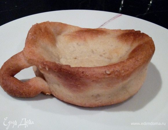 Достаем из духовки "сладкую кружку" и даем ей остыть.