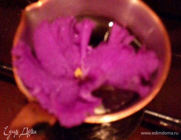 Пока кружка остываем, приготовим кофе. Насыпаем в турку кофе, кладем 2 засахаренные фиалки. Для более насыщенного аромата цветов я добавила 1 свежий цветок. Доводим до кипения, процеживаем.