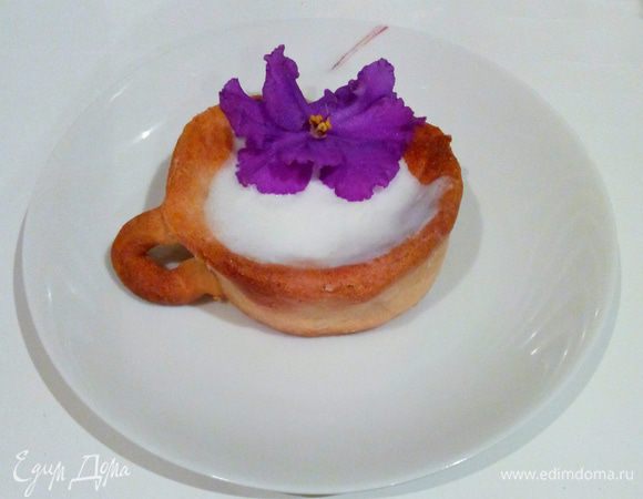 В кружку наливаем кофе, украшаем взбитыми сливками и фиалкой. Теперь самое время побаловать себя ароматным кофе в "сладкой кружке"! Приятного аппетита! 